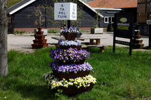 stapeltuin, cortenstaal, verticaal tuinieren, bloemen, bloementoren, bloemenzuil, violen