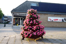 stapeltuin, cortenstaal, verticaal tuinieren, bloemen, bloementoren, bloemenzuil, geraniums