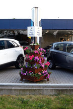 stapeltuin, cortenstaal, verticaal tuinieren, bloemen, bloementoren, bloemenzuil, surfinia's